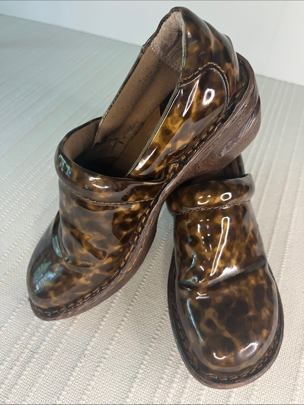 boc Womens Patent Shiny Leopard-Print Slip-On Clog Shoes  Brown & beige, size 7
